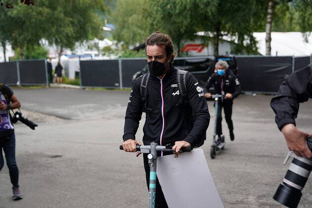 FORMULA 1 ROLEX BELGIAN GRAND PRIX 2021 26 08 2021, Circuit de Spa Francorchamps, Spa Franchorchamps, FORMULA 1 ROLEX BELGIAN GRAND PRIX 2021 , in the picture Fernando Alonso ESP 14 , Alpine F1 Team arrives at the track with an electric scooter nordphotoxGmbHx xBratic nph00250