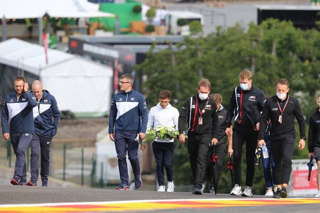 FORMULA 1 ROLEX BELGIAN GRAND PRIX 2021 26 08 2021, Circuit de Spa Francorchamps, Spa Franchorchamps, FORMULA 1 ROLEX BELGIAN GRAND PRIX 2021 , in picture Pierre Gasly FRA 10 , Scuderia AlphaTauri Honda places a bouquet of flowers at the scene of the fatal accident Anthoine Hubert nordphotoxGmbHx xBratic nph00250