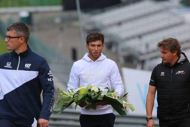 FORMULA 1 ROLEX BELGIAN GRAND PRIX 2021 26 08 2021, Circuit de Spa Francorchamps, Spa Franchorchamps, FORMULA 1 ROLEX BELGIAN GRAND PRIX 2021 , in picture Pierre Gasly FRA 10 , Scuderia AlphaTauri Honda places a bouquet of flowers at the scene of the fatal accident Anthoine Hubert nordphotoxGmbHx xBratic nph00250