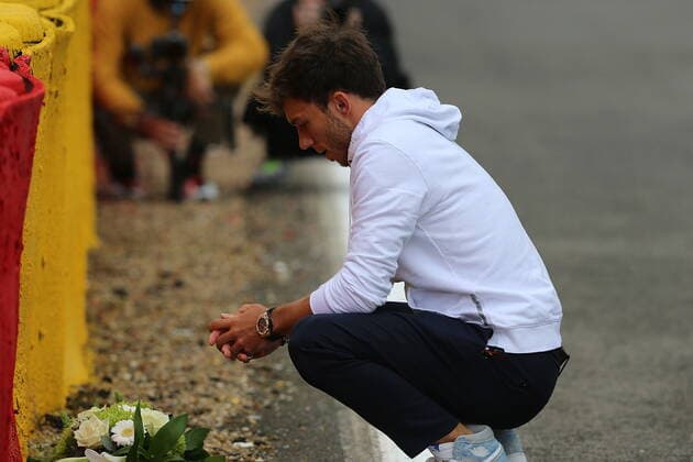 FORMULA 1 ROLEX BELGIAN GRAND PRIX 2021 26 08 2021, Circuit de Spa Francorchamps, Spa Franchorchamps, FORMULA 1 ROLEX BELGIAN GRAND PRIX 2021 , in picture Pierre Gasly FRA 10 , Scuderia AlphaTauri Honda places a bouquet of flowers at the scene of the fatal accident Anthoine Hubert nordphotoxGmbHx xBratic nph00250