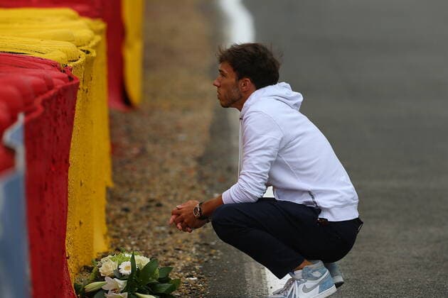 FORMULA 1 ROLEX BELGIAN GRAND PRIX 2021 26 08 2021, Circuit de Spa Francorchamps, Spa Franchorchamps, FORMULA 1 ROLEX BELGIAN GRAND PRIX 2021 , in picture Pierre Gasly FRA 10 , Scuderia AlphaTauri Honda places a bouquet of flowers at the scene of the fatal accident Anthoine Hubert nordphotoxGmbHx xBratic nph00250