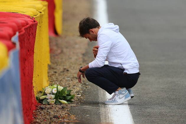 FORMULA 1 ROLEX BELGIAN GRAND PRIX 2021 26 08 2021, Circuit de Spa Francorchamps, Spa Franchorchamps, FORMULA 1 ROLEX BELGIAN GRAND PRIX 2021 , in picture Pierre Gasly FRA 10 , Scuderia AlphaTauri Honda places a bouquet of flowers at the scene of the fatal accident Anthoine Hubert nordphotoxGmbHx xBratic nph00250