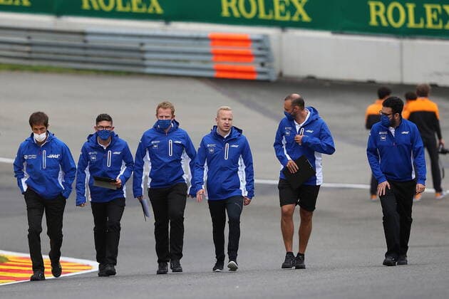 FORMULA 1 ROLEX BELGIAN GRAND PRIX 2021 26 08 2021, Circuit de Spa Francorchamps, Spa Franchorchamps, FORMULA 1 ROLEX BELGIAN GRAND PRIX 2021 , in the picture Nikita Mazepin RUS 9 , Haas F1 Team walks around the track with his engineers nordphotoxGmbHx xBratic nph00250