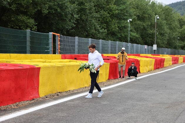 FORMULA 1 ROLEX BELGIAN GRAND PRIX 2021 26 08 2021, Circuit de Spa Francorchamps, Spa Franchorchamps, FORMULA 1 ROLEX BELGIAN GRAND PRIX 2021 , in picture Pierre Gasly FRA 10 , Scuderia AlphaTauri Honda places a bouquet of flowers at the scene of the fatal accident Anthoine Hubert nordphotoxGmbHx xBratic nph00250