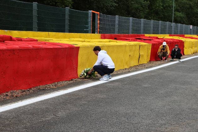 FORMULA 1 ROLEX BELGIAN GRAND PRIX 2021 26 08 2021, Circuit de Spa Francorchamps, Spa Franchorchamps, FORMULA 1 ROLEX BELGIAN GRAND PRIX 2021 , in picture Pierre Gasly FRA 10 , Scuderia AlphaTauri Honda places a bouquet of flowers at the scene of the fatal accident Anthoine Hubert nordphotoxGmbHx xBratic nph00250