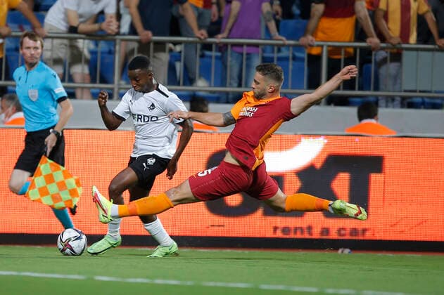 Randers Tosin Kehinde vies for the ball with Galatasaray s Alpaslan Ozturk during the UEFA Europa League play off second leg football match between Galatasaray and Randers at Recep Tayyip Erdogan Stadium in Istanbul, on August 26, 2021, Istanbul Denmark  Copyright: x cop117 spdk20210826-203658-L