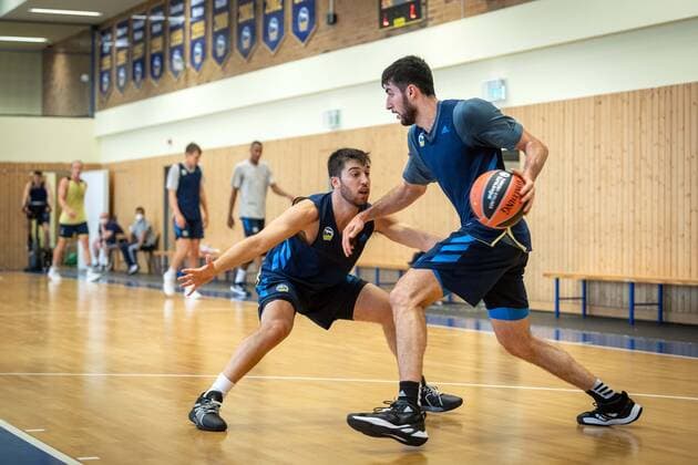 Basketball Berlin 26 08 2021 1 Bundesliga BBL Euroleague Season 2021 2022 Training Tamir Blatt Alba Berlin, No 45 defends Javel Zoosman Alba Berlin, No 50