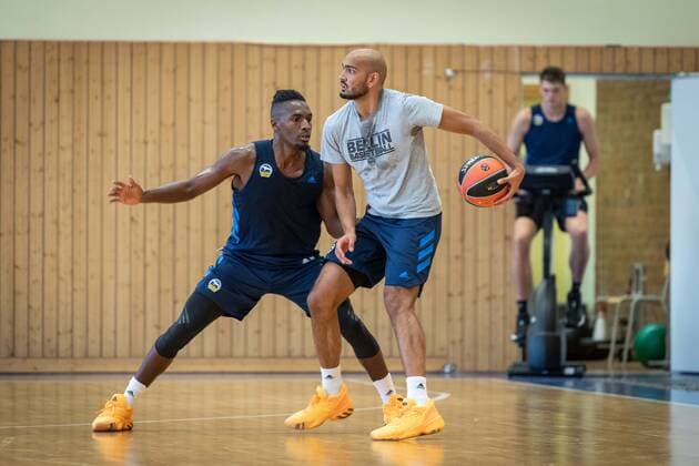 Basketball Berlin 26 08 2021 1 Bundesliga BBL Euroleague Season 2021 2022 Training Stefan Peno Alba Berlin, No 44 Jaleen Smith Alba Berlin, No 03 li