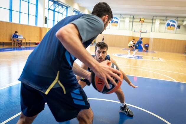 Basketball Berlin 26 08 2021 1 Bundesliga BBL Euroleague Season 2021 2022 Training Tamir Blatt Alba Berlin, No 45 defends Javel Zoosman Alba Berlin, No 50
