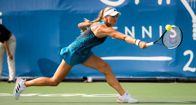 August 26, 2021, CHICAGO, UNITED STATES: Kristina Mladenovic of France in action during the quarter-final of the 2021 WTA, Tennis Damen Chicago Womens Open WTA 250 tennis tournament against Elina Svitolina of the Ukraine CHICAGO UNITED STATES - ZUMAa181 20210826_zaa_a181_077 Copyright: xRobxPrangex