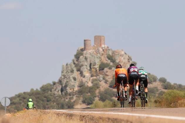 Cyclists during the 13th stage of the Spanish Cycling Vuelta, a 203.7km-long race between Belmez and Villanueva de la Serena, Spain, 27 August 2021. 13th stage of the Spanish Cycling Vuelta !ACHTUNG: NUR REDAKTIONELLE NUTZUNG!  Copyright: xManuelxBruquex GRAF8907 20210827-ad91a017a27ef403f33a0836355bc457034991fa