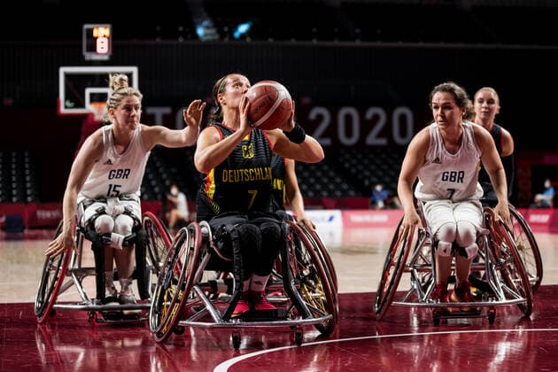 Tokyo 2020 Paralympic Games Wheelchair Basketball , 27 08 2021 TOKYO, JAPAN 27 August Wheelchair Basketball, Great Britain vs Germany Women, on Day 3 of the Tokyo 2020 Paralympic Games at Musashino Forest Sport Plaza on 27 08 2021 in Tokyo Japan Robyn Love 15, Great Britain , Anne Patzwald 7, Germany , Helen Freeman 7, Great Britain Copyright: xBEAUTIFULxSPORTS Wunderlx