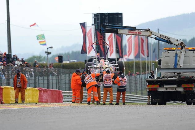 FORMULA 1 ROLEX BELGIAN GRAND PRIX 2021 27 08 2021, Circuit de Spa Francorchamps, Spa Franchorchamps, FORMULA 1 ROLEX BELGIAN GRAND PRIX 2021 , in picture accident of Max Verstappen NEL 33 , Red Bull Racing Honda, the car is towed away nordphotoxGmbHx xBratic nph00250
