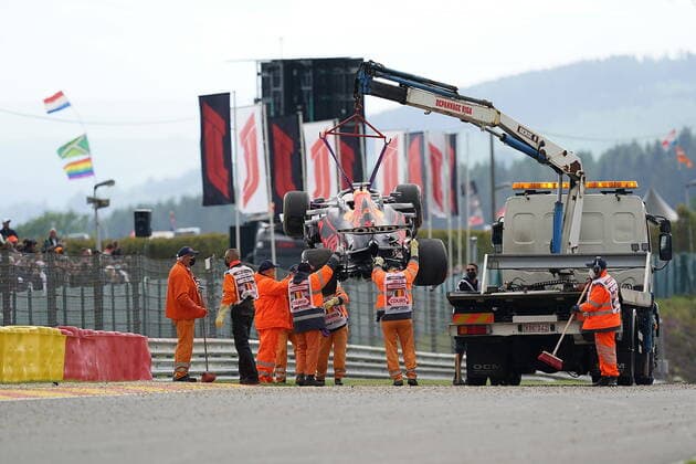 FORMULA 1 ROLEX BELGIAN GRAND PRIX 2021 27 08 2021, Circuit de Spa Francorchamps, Spa Franchorchamps, FORMULA 1 ROLEX BELGIAN GRAND PRIX 2021 , in picture accident of Max Verstappen NEL 33 , Red Bull Racing Honda, the car is towed away nordphotoxGmbHx xBratic nph00250