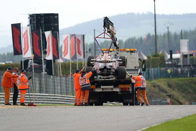 FORMULA 1 ROLEX BELGIAN GRAND PRIX 2021 27 08 2021, Circuit de Spa Francorchamps, Spa Franchorchamps, FORMULA 1 ROLEX BELGIAN GRAND PRIX 2021 , in picture accident of Max Verstappen NEL 33 , Red Bull Racing Honda, the car is towed away nordphotoxGmbHx xBratic nph00250