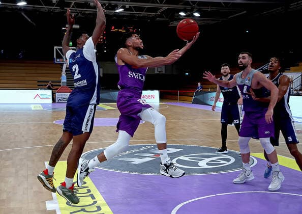 GSD zje123 BBL easyCredit Basketball Testspiel BG Göttingen - Eisbären Bremerhaven Göttingens Stephen Brown Jr. (am Ball) gegen Bremerhavens Shembari Phillips