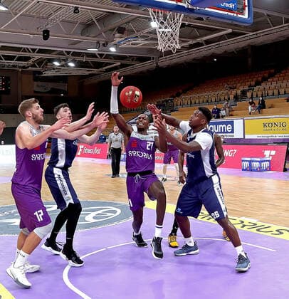 GSD zje123 BBL easyCredit Basketball Testspiel BG Göttingen - Eisbären Bremerhaven Göttingens Mathis Mönninghoff (links) und James Dickey (am Ball) gegen Bremerhavens Armani Moore (rechts) und Robert Drijencic