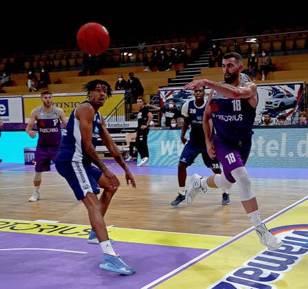 GSD zje123 BBL easyCredit Basketball Testspiel BG Göttingen - Eisbären Bremerhaven Göttingens Harper Kamp (am Ball) gegen Bremerhavens Kevin Yebo