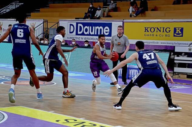 GSD zje123 BBL easyCredit Basketball Testspiel BG Göttingen - Eisbären Bremerhaven Göttingens Stephen Brown jr. (am Ball) gegen Bremerhavens Robert Drijencic