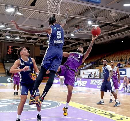 GSD zje123 BBL easyCredit Basketball Testspiel BG Göttingen - Eisbären Bremerhaven Göttingens Jeffrey Roberson (am Ball) gegen Bremerhavens Qidar Davis