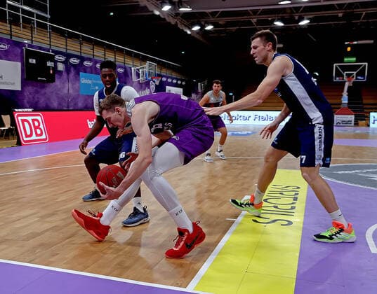GSD zje123 BBL easyCredit Basketball Testspiel BG Göttingen - Eisbären Bremerhaven Göttingens Philipp Hartwich (am Ball) gegen Bremerhavens Micha Kruhl
