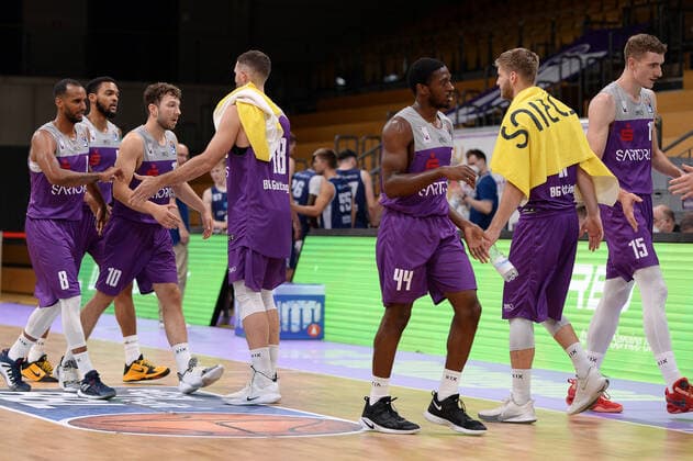 BG Göttingen Eisbären Bremerhaven 28 08 2021, Basketball Bundesliga, 2021 2022 season, preparation, BG Göttingen Eisbären Bremerhaven Göttingen players applaud Göttingen Lower Saxony Germany