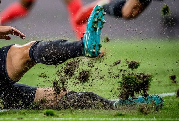 Leipzigs Tyler Adams white against Stuttgarts Marc Oliver Kempf Football 1 Bundesliga, Matchday 2 RB Leipzig VfB Stuttgart 4 0 20 August 2021 Leipzig, Red Bull Arena RB Leipzig VfB Stuttgart 4 0