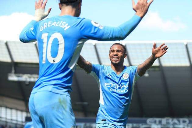 Fußball Premier League Manchester City gegen Arsenal 28. August 2021 Premier League Manchester City gegen Arsenal Gabriel Jesus von Manchester City jubelt mit seinem Mannschaftskameraden Jack Grealish von Manchester City nach seinem dritten Tor Foto Simon Stacpoole Abseits Manchester UK  Copyright: xSimonxStacpoolexOffside