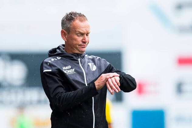 28 08 2021 Football, 2021 2022, Regionalliga West, Matchday 4, SV Rödinghausen VfB Homberg Robert Roelofsen interim coach Rödinghausen looks at his watch Rödinghausen North Rhine Westphalia Germany Häcker Wiehenstadion