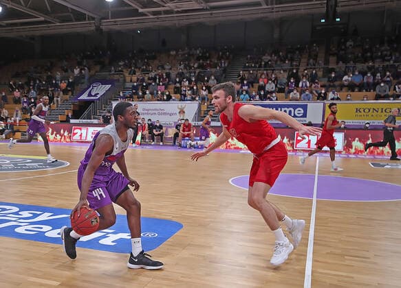 GSD zje123 Easy Credit Basketball BBL BG Göttingen Paderborn Göttingens venue S Arena the first time with nearly 1000 spectators Corona conform Göttingens Kamar Baldwin on the ball against Paderborns Johannes Konradt