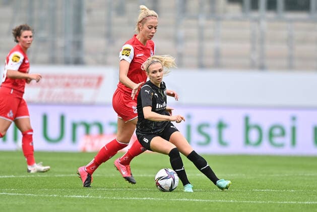 Elisa Senss SGS, 6 stops the ball in midfield in front of Sharon Beck 1 FC Koeln, 10 , 8 28 2021, Essen Germany , Football, Flyeralarm Frauen Bundesliga, SGS Essen 1 FC Koeln, DFB DFL REGULATIONS PROHIBIT ANY USE OF PHOTOGRAPHS AS IMAGE SEQUENCES AND OR QUASI VIDEO xmkx