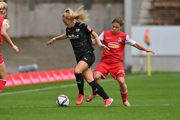 duel, duel scene, duel, tackle, tackling, dynamic, action, Jill Bayings Jill Baijings, SGS, 21 Alicia Gudorf 1 FC Koeln, 12 , 8 28 2021, Essen Germany , Football, Flyeralarm Frauen Bundesliga, SGS Essen 1 FC Koeln, DFB DFL REGULATIONS PROHIBIT ANY USE OF PHOTOGRAPHS AS IMAGE SEQUENCES AND OR QUASI VIDEO xmkx