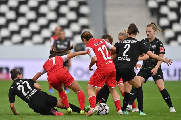 Bustle in midfield Katharina Piljic SGS, 27 Manjou Wilde 1 FC Koeln, 7 Alicia Gudorf 1 FC Koeln, 12 Selina Ostermeier SGS, 2 , 8 28 2021, Essen Germany , Football, Flyeralarm Frauen Bundesliga, SGS Essen 1 FC Koeln, DFB DFL REGULATIONS PROHIBIT ANY USE OF PHOTOGRAPHS AS IMAGE SEQUENCES AND OR QUASI VIDEO xmkx