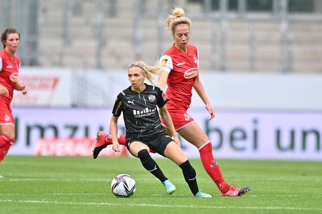 Elisa Senss SGS, 6 stops the ball in midfield in front of Sharon Beck 1 FC Koeln, 10 , 8 28 2021, Essen Germany , Football, Flyeralarm Frauen Bundesliga, SGS Essen 1 FC Koeln, DFB DFL REGULATIONS PROHIBIT ANY USE OF PHOTOGRAPHS AS IMAGE SEQUENCES AND OR QUASI VIDEO xmkx