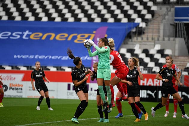 Sophia Winkler Goalkeeper, SGS, 12 catches the ball safely, 8 28 2021, Essen Germany , Football, Flyeralarm Frauen Bundesliga, SGS Essen 1 FC Koeln, DFB DFL REGULATIONS PROHIBIT ANY USE OF PHOTOGRAPHS AS IMAGE SEQUENCES AND OR QUASI VIDEO xmkx