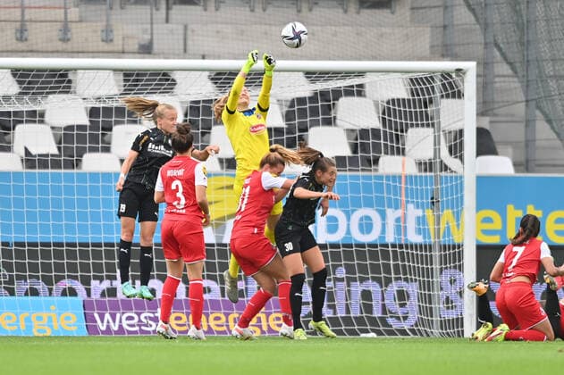 Manon Klett Torhueterin, 1 FC Koeln, 1 boxt den Ball raus, 8 28 2021, Essen Deutschland , Fussball, Flyeralarm Frauen Bundesliga, SGS Essen 1 FC Koeln, DFB DFL REGULATIONS PROHIBIT ANY USE OF PHOTOGRAPHS AS IMAGE SEQUENCES AND OR QUASI VIDEO xmkx