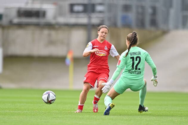 Alicia Gudorf 1 FC Koeln, 12 ueberlaeuft Sophia Winkler Goalkeeper, SGS, 12 in midfield, 8 28 2021, Essen Germany , Football, Flyeralarm Frauen Bundesliga, SGS Essen 1 FC Koeln, DFB DFL REGULATIONS PROHIBIT ANY USE OF PHOTOGRAPHS AS IMAGE SEQUENCES AND OR QUASI VIDEO xmkx