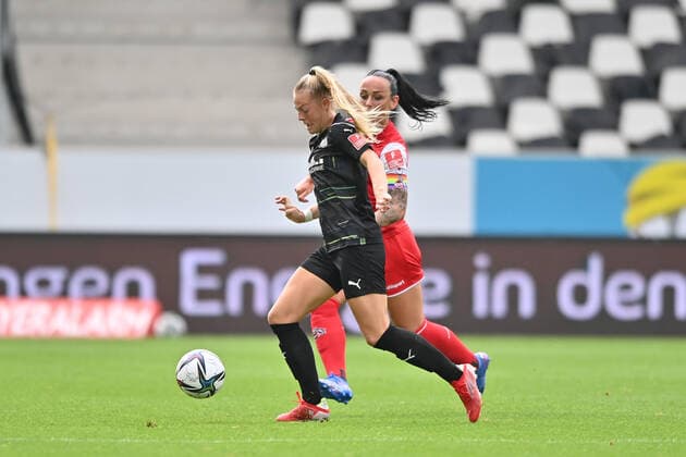 Jill Bayings Jill Baijings, SGS, 21 in duel with Peggy Kuznik 1 FC Koeln, 21 , 8 28 2021, Essen Germany , Football, Flyeralarm Frauen Bundesliga, SGS Essen 1 FC Koeln, DFB DFL REGULATIONS PROHIBIT ANY USE OF PHOTOGRAPHS AS IMAGE SEQUENCES AND OR QUASI VIDEO xmkx