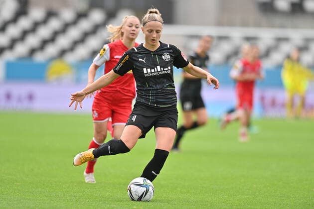 Nina Raecke SGS, 4 klaert den Ball, 8 28 2021, Essen Germany , Football, Flyeralarm Frauen Bundesliga, SGS Essen 1 FC Koeln, DFB DFL REGULATIONS PROHIBIT ANY USE OF PHOTOGRAPHS AS IMAGE SEQUENCES AND OR QUASI VIDEO xmkx