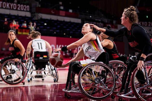Tokyo 2020 Paralympic Games Wheelchair Basketball , 28 08 2021 TOKYO, JAPAN 28 August Wheelchair Basketball, Germany vs Canada Women, on Day 4 of the Tokyo 2020 Paralympic Games at Ariake Arena on 28 08 2021 in Tokyo Japan Anne Patzwald 7, Germany , Arinn Young 6, Canada Copyright: xBEAUTIFULxSPORTS Wunderlx