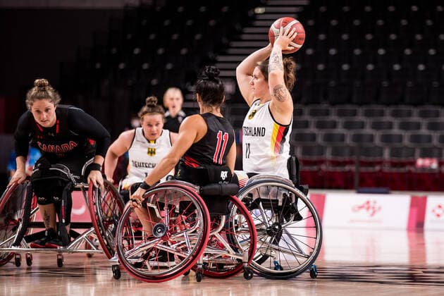 Tokyo 2020 Paralympic Games Wheelchair Basketball , 28 08 2021 TOKYO, JAPAN 28 August Wheelchair Basketball, Germany vs Canada Women, on Day 4 of the Tokyo 2020 Paralympic Games at Ariake Arena on 28 08 2021 in Tokyo Japan Tara Llanes 11, Canada , Maya Lindholm 11, Germany Copyright: xBEAUTIFULxSPORTS Wunderlx