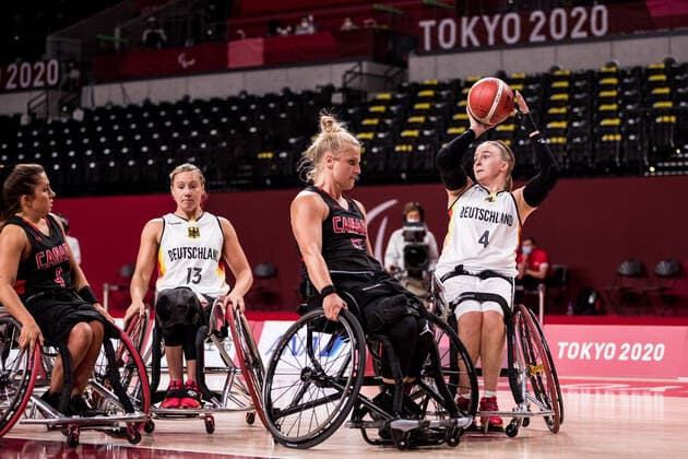 Tokyo 2020 Paralympic Games Wheelchair Basketball , 28 08 2021 TOKYO, JAPAN 28 August Wheelchair Basketball, Germany vs Canada Women, on Day 4 of the Tokyo 2020 Paralympic Games at Ariake Arena on 28 08 2021 in Tokyo Japan Kady Dandeneau 13, Canada , Mareike Miller 4, Germany Copyright: xBEAUTIFULxSPORTS Wunderlx