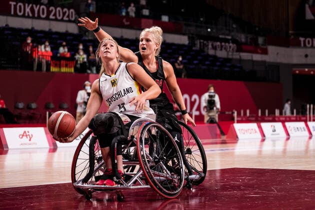 Tokyo 2020 Paralympic Games Wheelchair Basketball , 28 08 2021 TOKYO, JAPAN 28 August Wheelchair Basketball, Germany vs Canada Women, on Day 4 of the Tokyo 2020 Paralympic Games at Ariake Arena on 28 08 2021 in Tokyo Japan Svenja Mayer 13, Germany , Kady Dandeneau 13, Canada Copyright: xBEAUTIFULxSPORTS Wunderlx