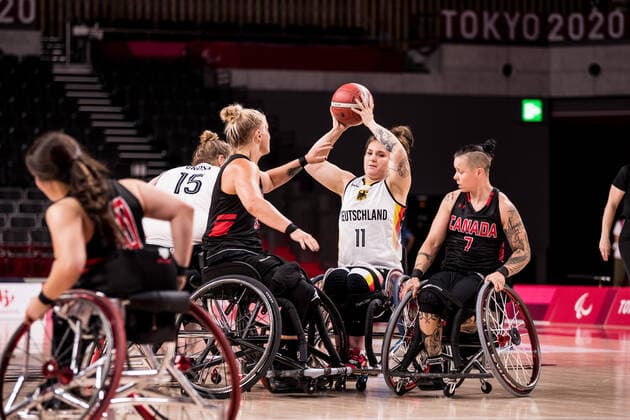 Tokyo 2020 Paralympic Games Wheelchair Basketball , 28 08 2021 TOKYO, JAPAN 28 August Wheelchair Basketball, Germany vs Canada Women, on Day 4 of the Tokyo 2020 Paralympic Games at Ariake Arena on 28 08 2021 in Tokyo Japan Kady Dandeneau 13, Canada , Maya Lindholm 11, Germany , Cindy Ouellet 7, Canada Copyright: xBEAUTIFULxSPORTS Wunderlx