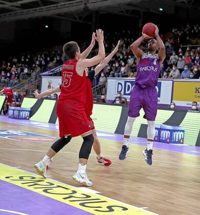 GSD zje123 Easy Credit Basketball BBL BG Göttingen Paderborn Göttingens Akeem Vargas on the ball against Paderborns Adrian Petkovic