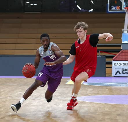 GSD zje123 Easy Credit Basketball BBL BG Göttingen Paderborn Göttingens Kamar Baldwin on the ball against Paderborns Peter Hemschemeier
