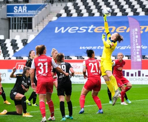 Essen, Germany, August 28th 2021 Manon Klett (1 FcK?ln) saves the ball during the Frauen Bundesliga game between SGS Essen and 1. Fc Koeln at the Stadion Essen in Essen Germany. Flyeralarm Frauen Bundesliga - SGS Essen v 1. Fc Koeln 