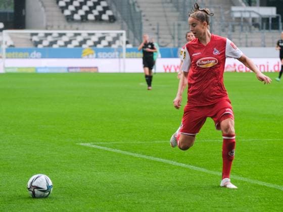 Essen, Germany, August 28th 2021 Myrthe Moorrees (6 FcK?ln) in action during the Frauen Bundesliga game between SGS Essen and 1. Fc Koeln at the Stadion Essen in Essen Germany. Flyeralarm Frauen Bundesliga - SGS Essen v 1. Fc Koeln 