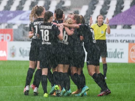 Essen, Germany, August 28th 2021 SGS Essen celebrate their first goal during the Frauen Bundesliga game between SGS Essen and 1. Fc Koeln at the Stadion Essen in Essen Germany. Flyeralarm Frauen Bundesliga - SGS Essen v 1. Fc Koeln 