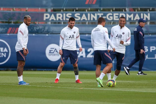 Paris, France on 28 August 2021, training Paris Saint Germain season 2021 22 v l , Neymar Paris Saint Germain , Marco Verratti Paris Saint Germain , Leonel Messi Paris Saint Germain , Kylian Mbappe Paris Saint Germain , warming up, warm up. Copyright: HMBxMediax AntonioxBorga